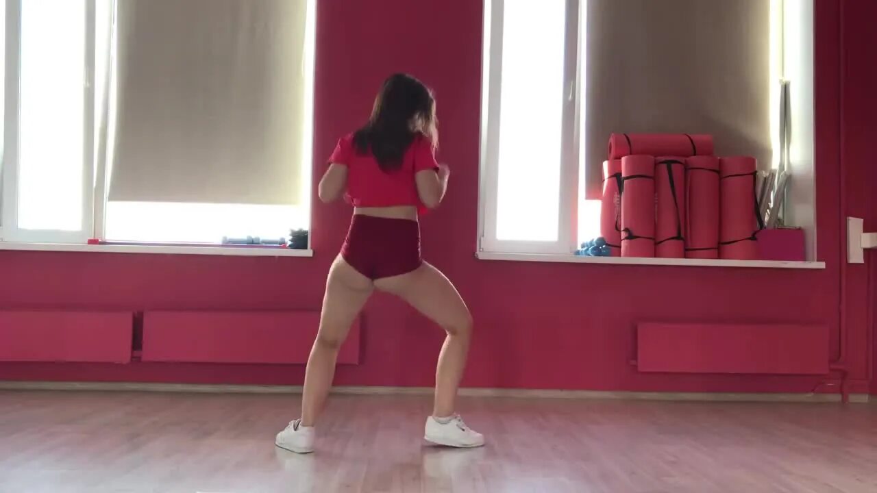 Девушка танцует тверк в платье. Девочка 12 лет танцует тверк. Корейские девушки танцуют тверк. Тверк в Красном.