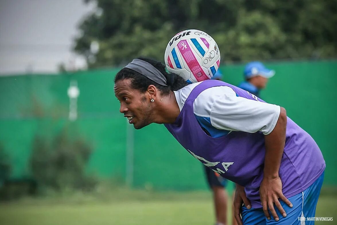 Joga bonito. Роналдиньо. Джога Бонито. Ronaldinho Nike Freestyle. Роналдиньо Гарифуллин.