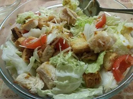 Салат с пекинской капустой курицей и сухариками