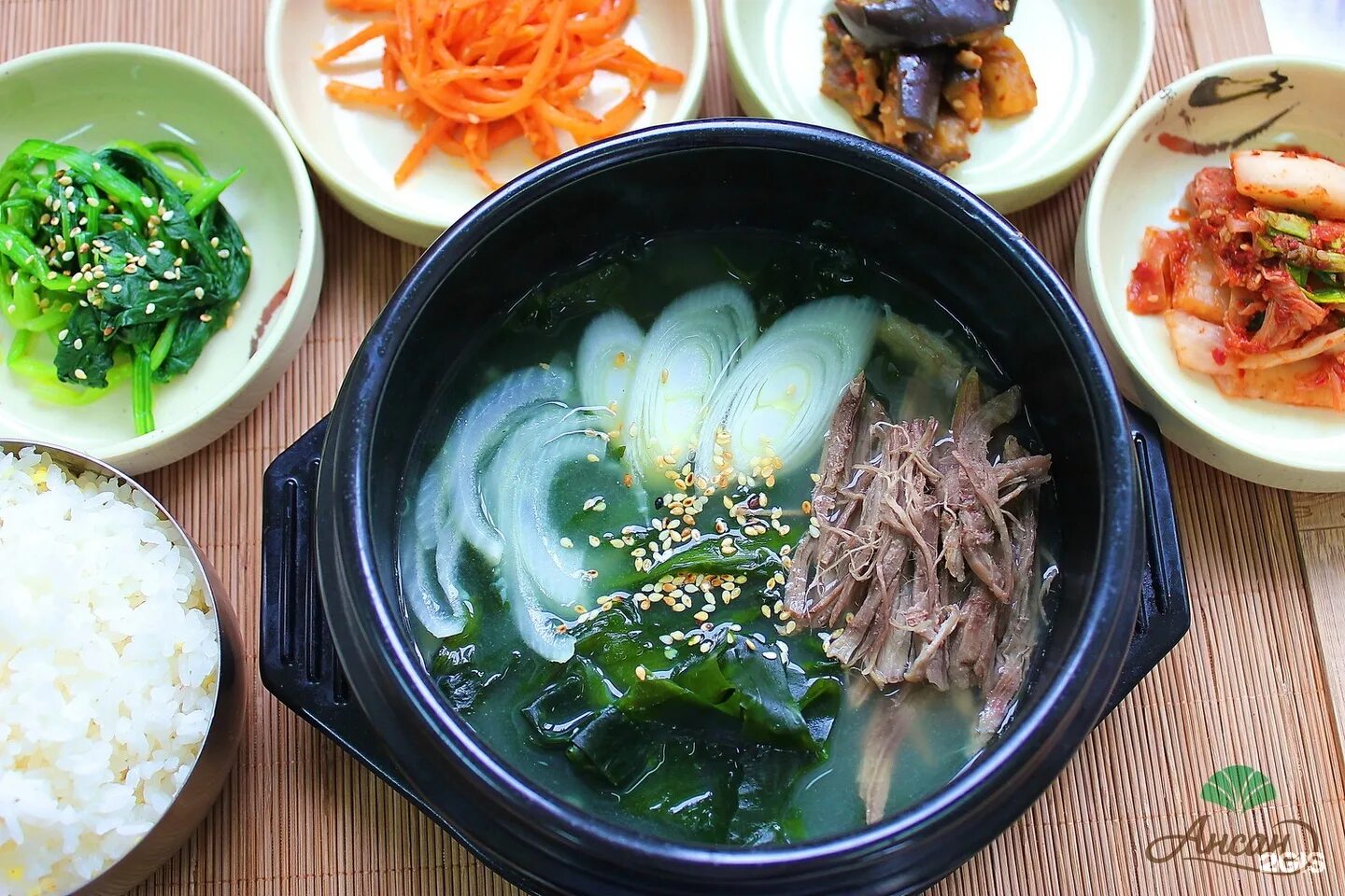 Кафе корейской кухни. Ресторан корейской кухни. корейская еда в ресторане. основа корейской кухни. зелень корейской кухни.