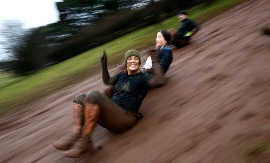 Спортсмен съехал с горы. Катание по грязи. Катание с горки по грязи. Катание на санках по грязи.