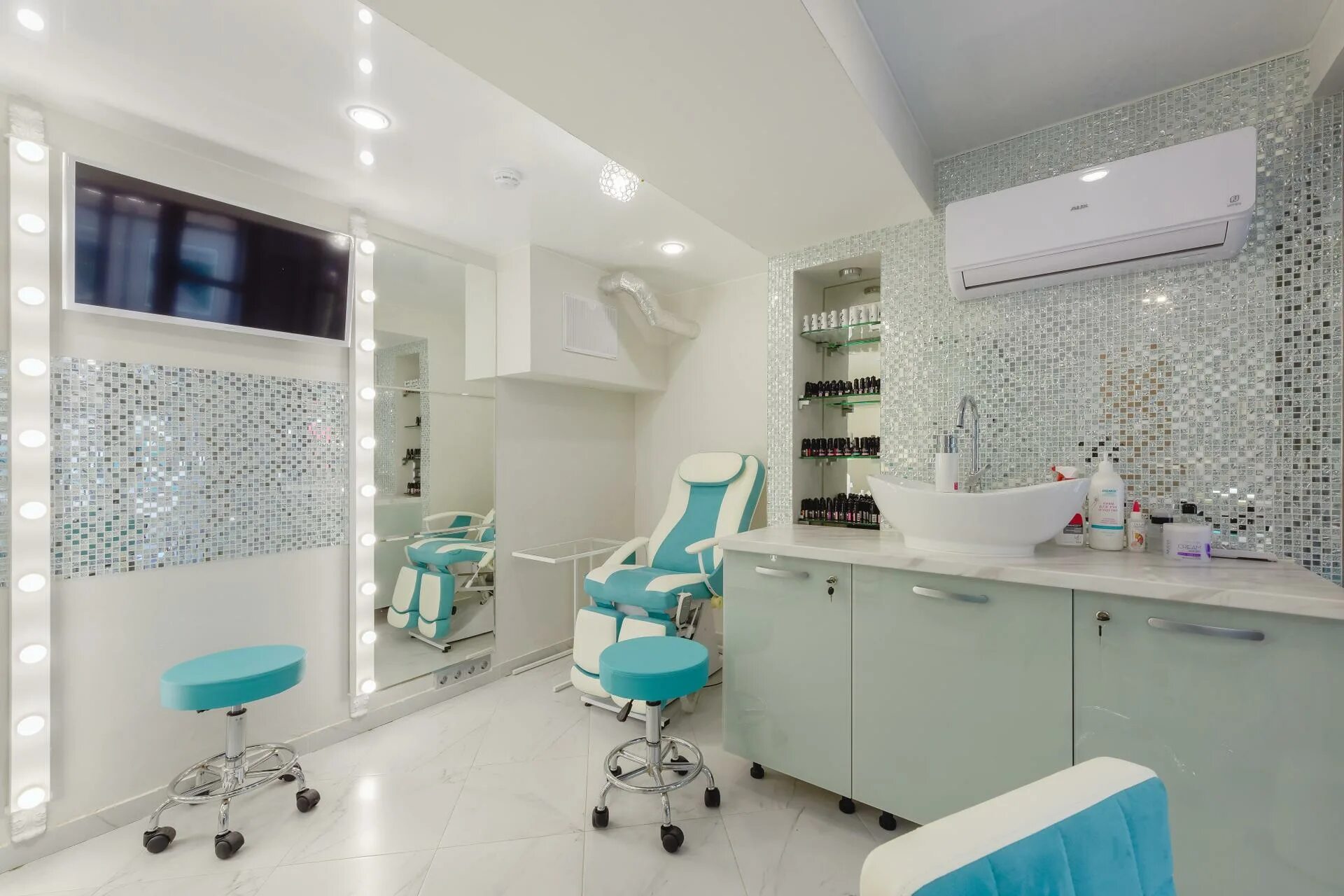 Салон комильфо бухарестская. Комильфо нижневартовск салон. Комильфо салон красоты королев. Салон красоты комильфо обручева 6. Салон красоты метро бухарестская спб.