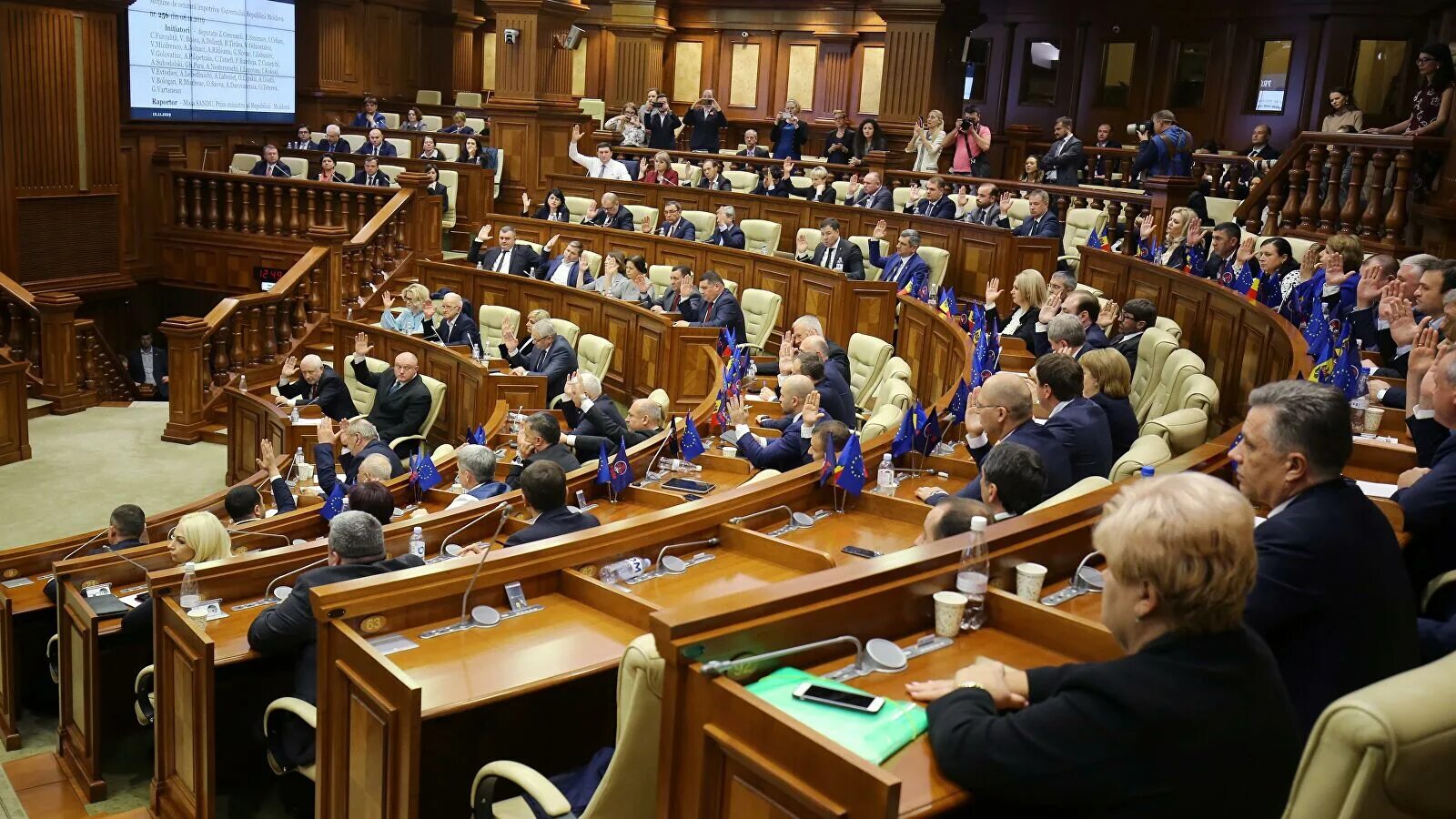 Парламент какой год. Депутата парламента Молдавии. Молдова парламент Санду. Парламент Молдавии новый зал заседаний. Парламент Молдовы 2021.