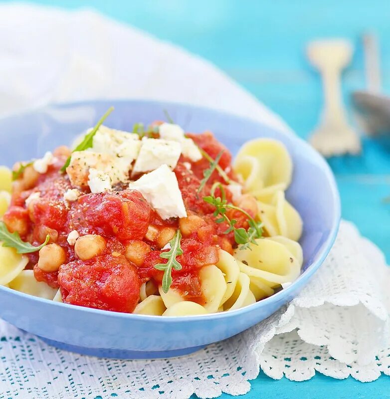 Паста фетакса черри. Макароны с брынзой. Макароны с яйцом и сыром. Макароны с брынзой и зеленью. Макароны с брынзой.