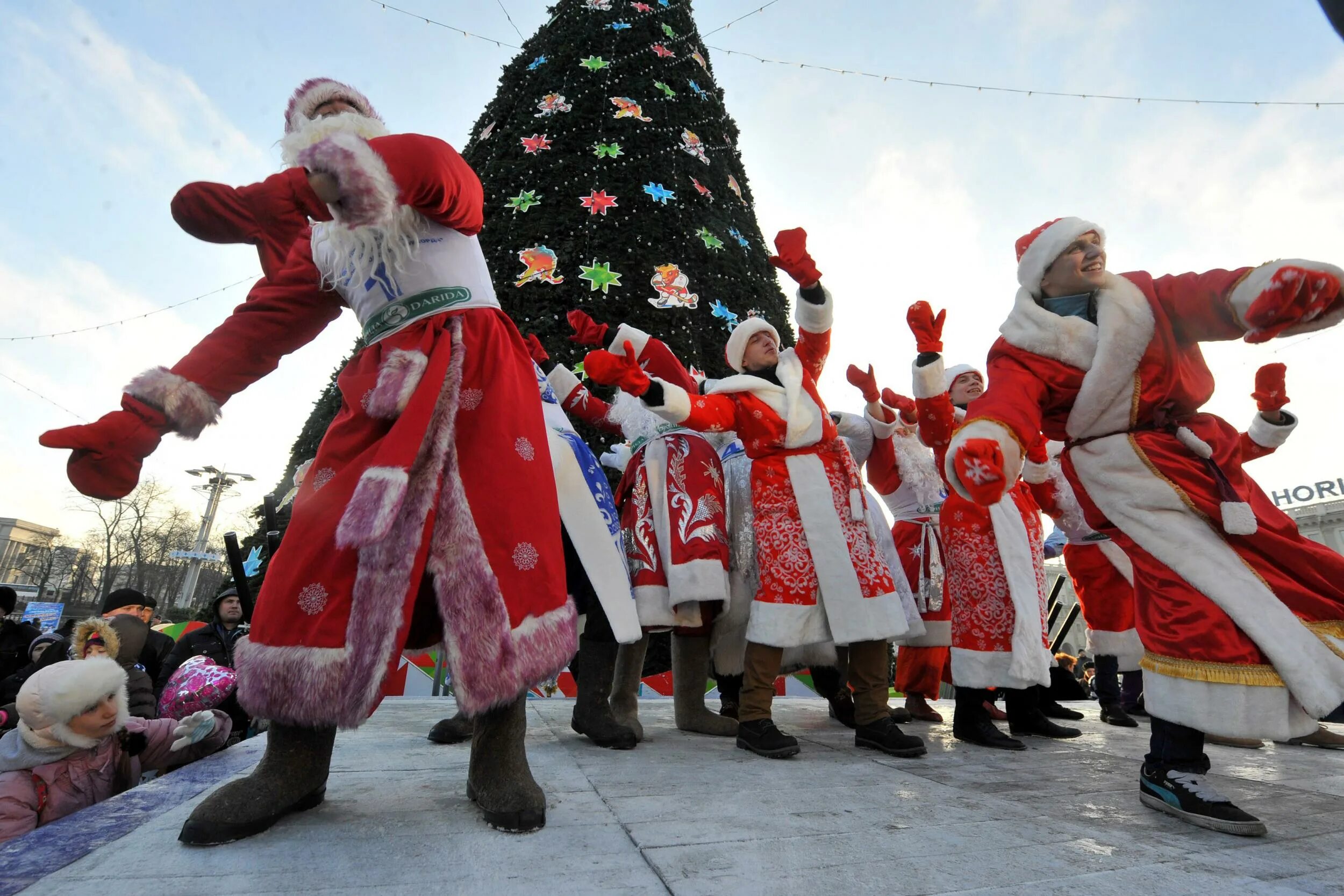 New years traditions. Празднование нового года. Новый год традиции. Традиции нового года. Новый год в России традиции.