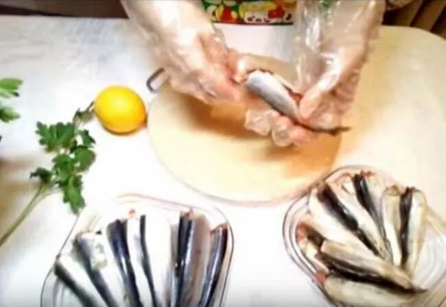 Как почистить мелкую. Как чистить кильку. как почистить маринованную кильку. как почистить маринованную кильку руками.
