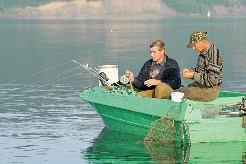 Рыбалка с лодки с какого числа. Лодка для рыбалки. Ловля рыбы с лодки. Катер для рыбалки. Ловля леща с лодки.