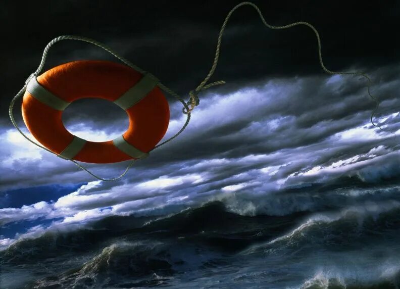 Спасательный круг на воде. Спасательный круг в урагане. Спасательный круг на волнах. Человек в спасательном круге.
