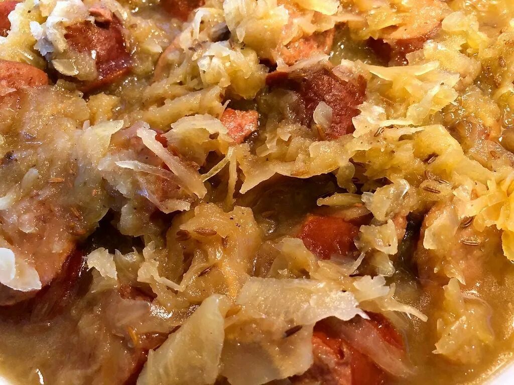 Капуста тушёная «зауэркраут». Немецкая квашеная капуста Sauerkraut. Капуста по баварски. Колбаски с капустой по баварски. Тушеная квашеная капуста по немецки