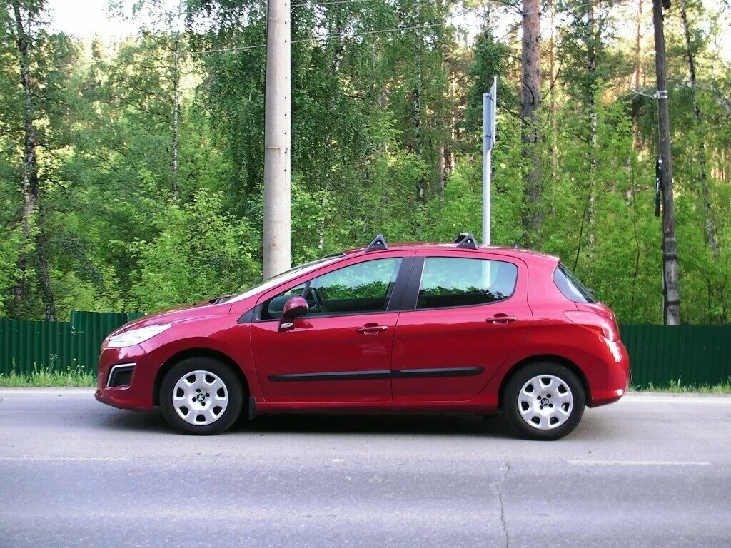 Пежо 308 1.6 бензин купить. Пежо 308 хэтчбек Рестайлинг. Peugeot 308 1 Рестайлинг хэтчбек. Peugeot 308 Red Hatchback. Пежо 308 Рестайлинг красный.