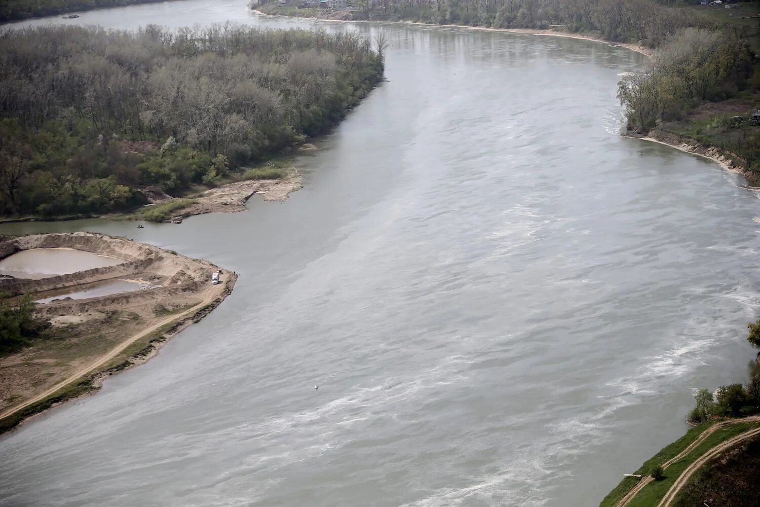 Уровень реки кубань краснодар. Кубанский водный бассейн. Уровень реки кубань краснодар. Излучина реки кубань краснодар. Подъем уровня воды в реке кубань.