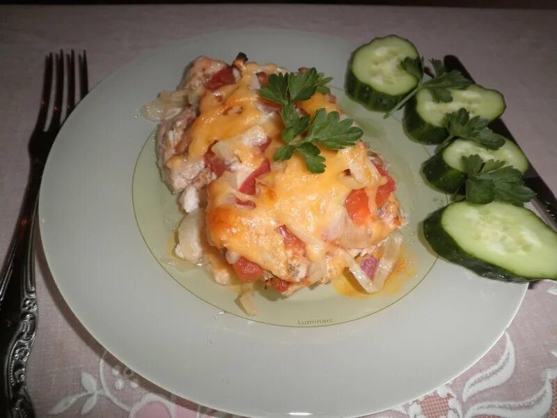 Филе курицы помидоры. Куриное филе с помидорами. курица с помидорами и сыром. куриное филе в духовке с помидорами. филе курицы под сыром и помидорами в духовке.