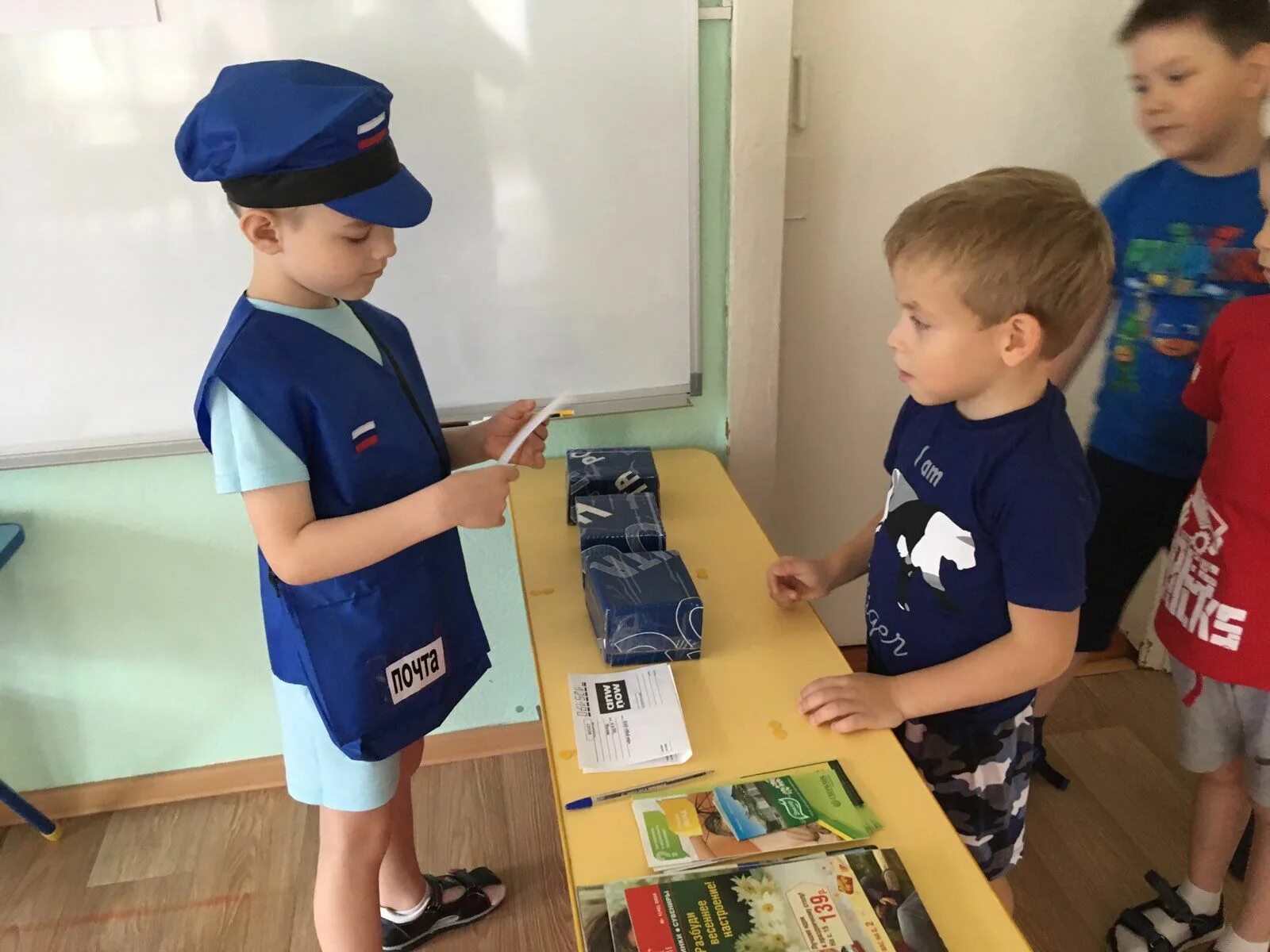 стих про почтальона для детей. стихи про профессии для детей. почтальон надпись для детей. стихи про почту. картина почтальон для детей.