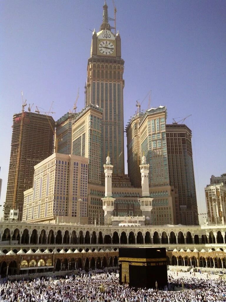 Башня в мекке. Абрадж Аль-Бейт Мекка. Башни Абрадж Аль-Баит. Часовая башня Абрадж Аль-Бейт. Королевская часовая башня Мекка Саудовская Аравия.