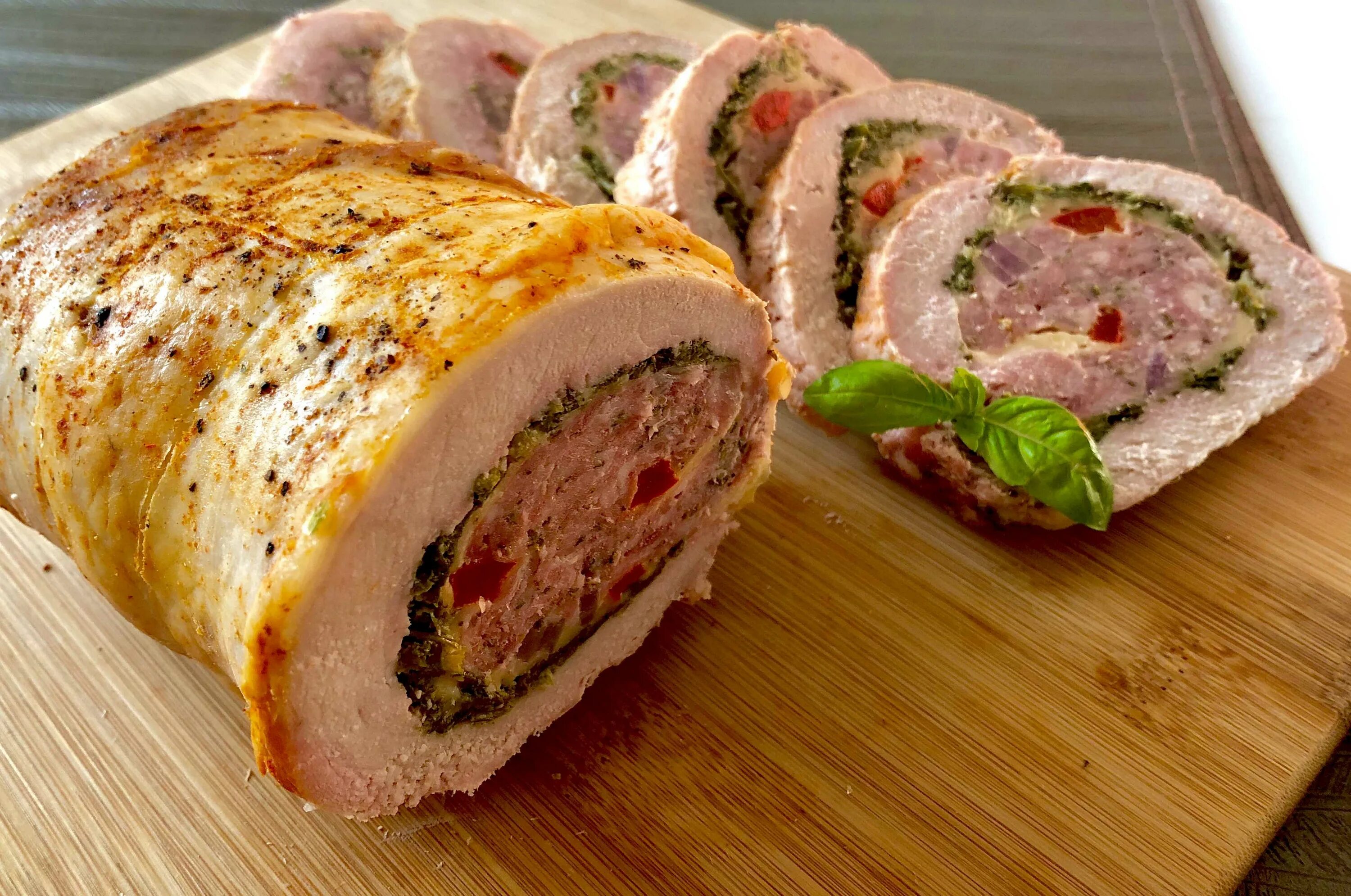 Свиной рулет в духовке. Мясо в духовке из свинины рулет. Праздничный мясной рулет. Мясной рулет в беконе. Мясные рулетики с начинкой.