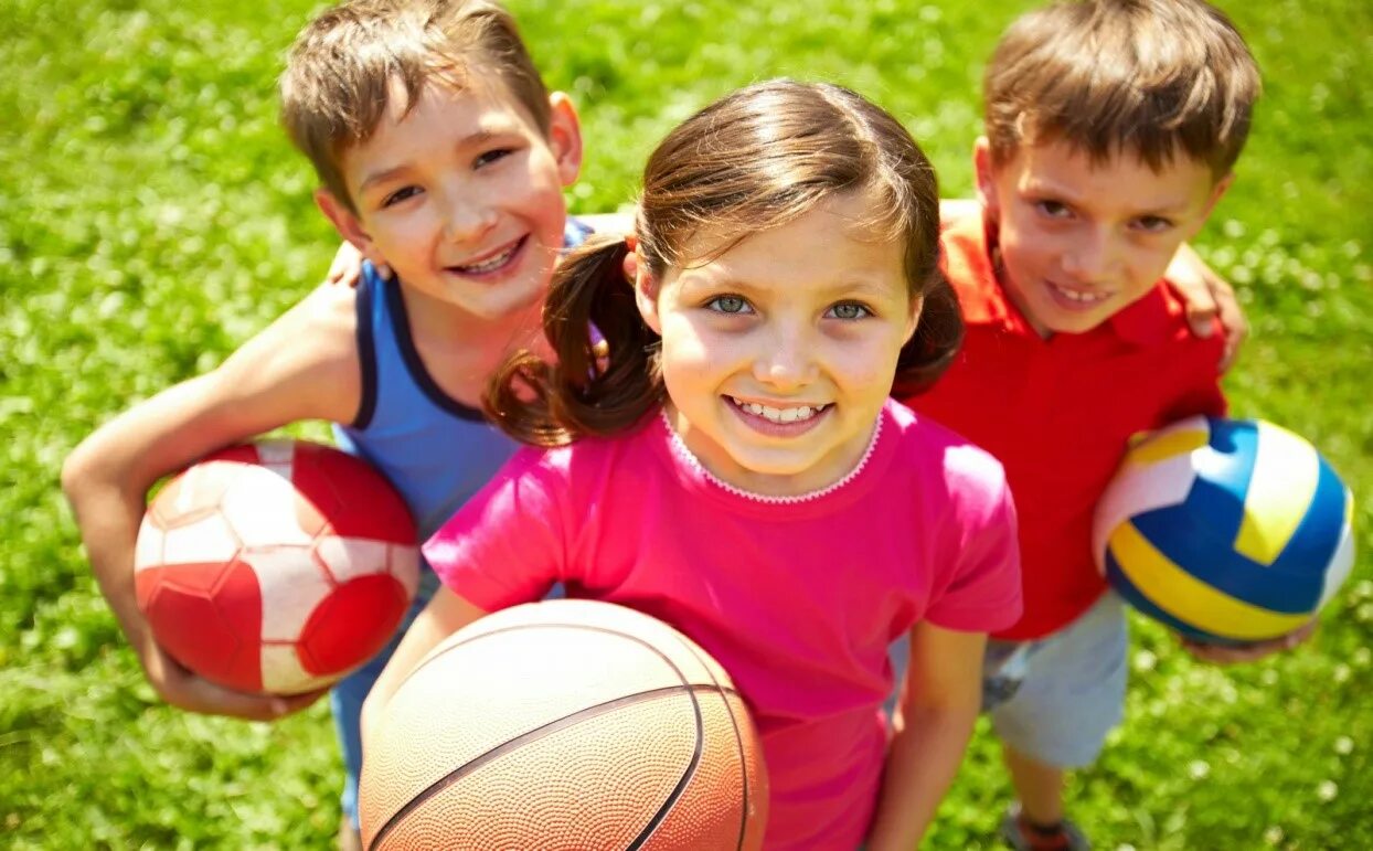 Представляем спортивную школу. Детский спорт. Мяч для детей. Спортивные дети. Здоровый спортивный ребенок.
