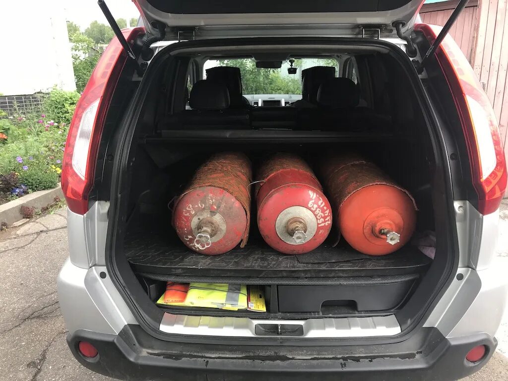 Можно перевозить газовый баллон в автомобиле. Nissan x-trail 2012 багажник. nissan x-trail метан 2.5. ниссан х-трейл т31 2.5 169л.с гбо баллон. nissan x trail метан.