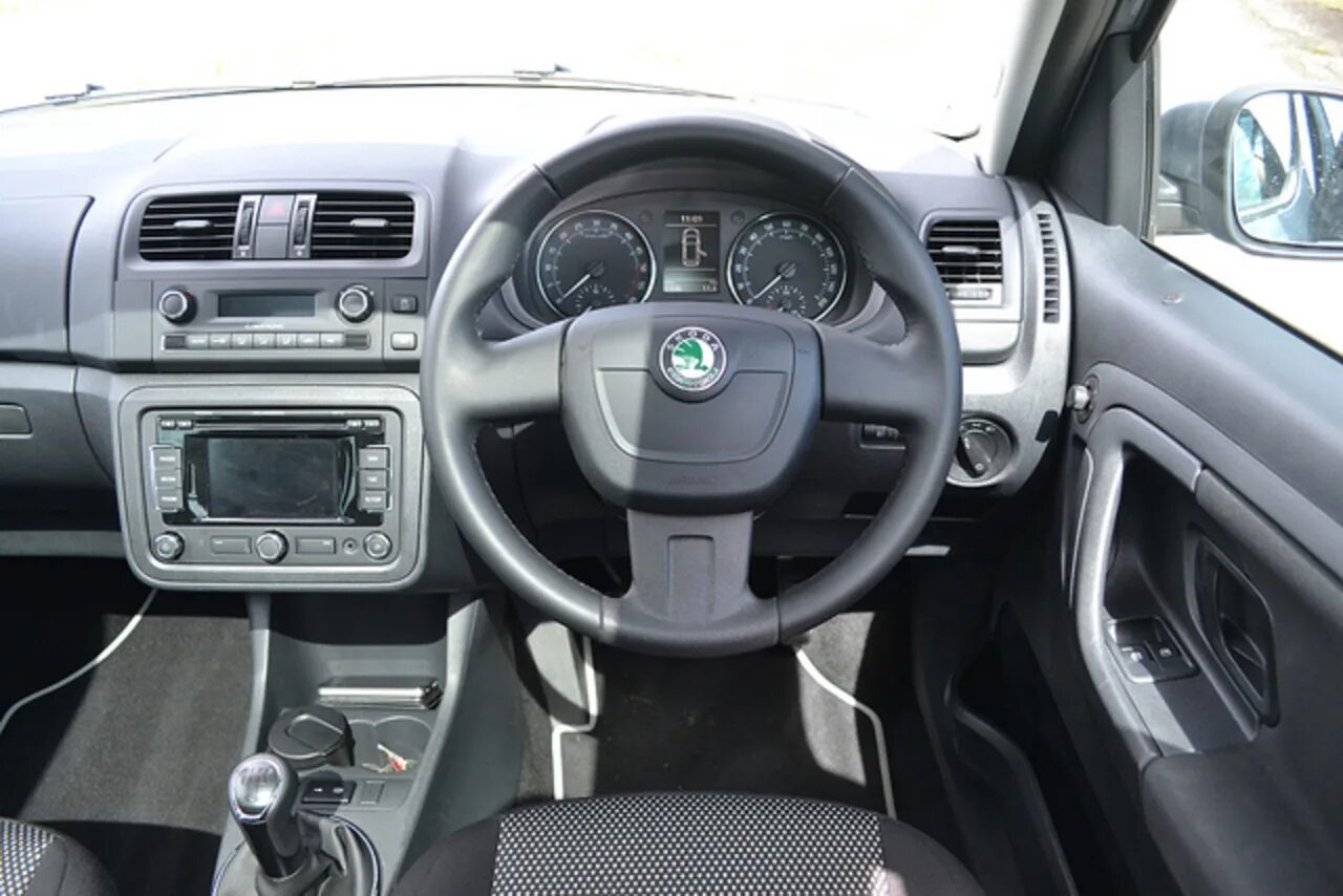 Skoda roomster салон. Шкода румстер салон. Skoda roomster 2007 салон. Skoda roomster 2008 панель. Skoda roomster салон.