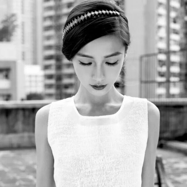 девушка склонила голову. развивающиеся волосы. печальная девушка. девушка наклонила голову вниз. грустная женщина.