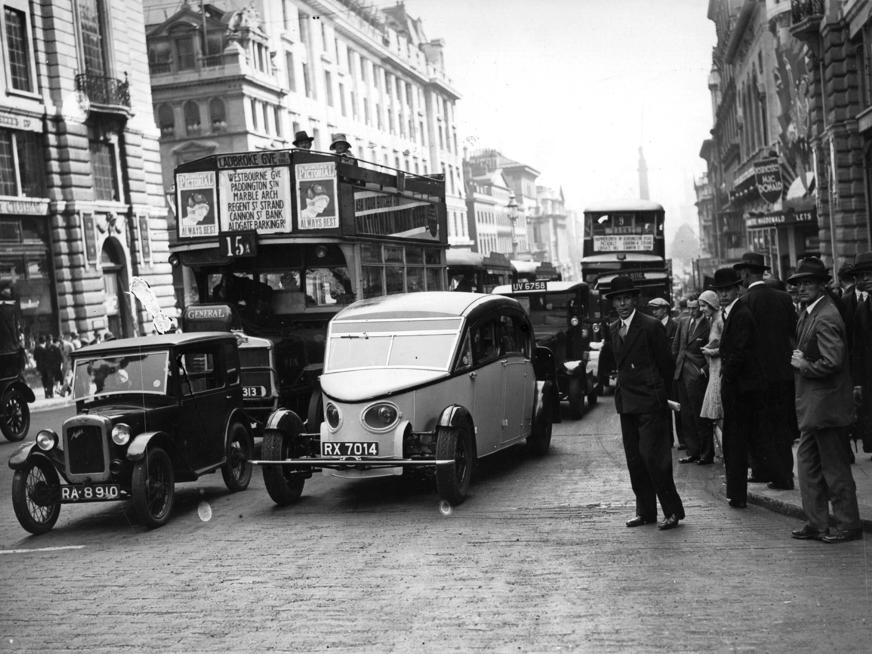 Лондон 20. Автомобиль burney streamline (1930). лондон 20е. великобритания 20е годы 20 век. англия в 30-е годы 20 века.