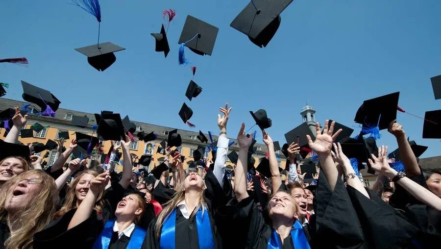 высшее образование в сша. много образованный. книги об учителях. Student graduation. выпускники университета.