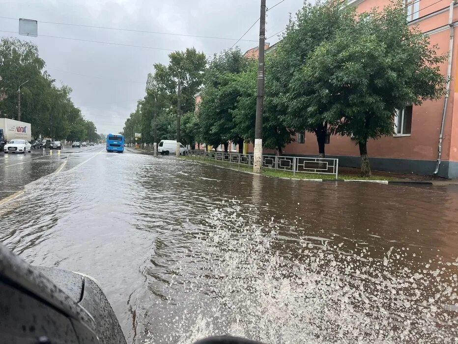 Какие улицы затопило в новом городе орска. Наводнение в твери. потоп в твери. тверь затопило. затоп дороги в твери.