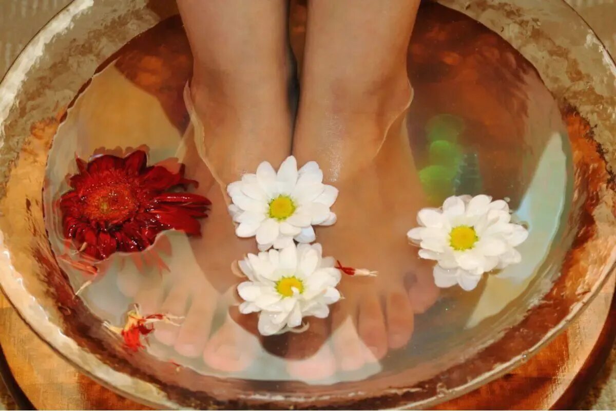 Foot bathing. Травяные ванночки для ног. Ванночка для ног с травами. Ножки в тазике. Ванночки с ромашкой.