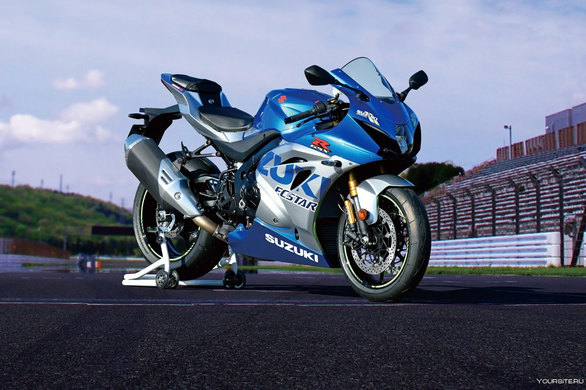 Ростов спортивные мотоциклы. Yamaha r6 с райдером. Ростов спортивные мотоциклы. Yamaha yzf-r6. Спортбайк r6.
