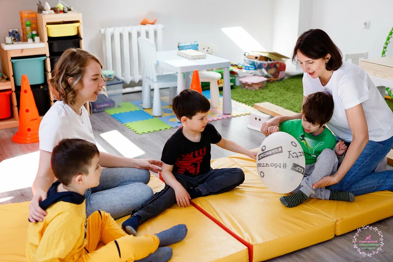 Нейропсихология для детей. Нейропсихолог фото. Нейропсихолог занятия. Занятия нейрокоррекцией для детей. Занятия с дефектологом для ребенка.