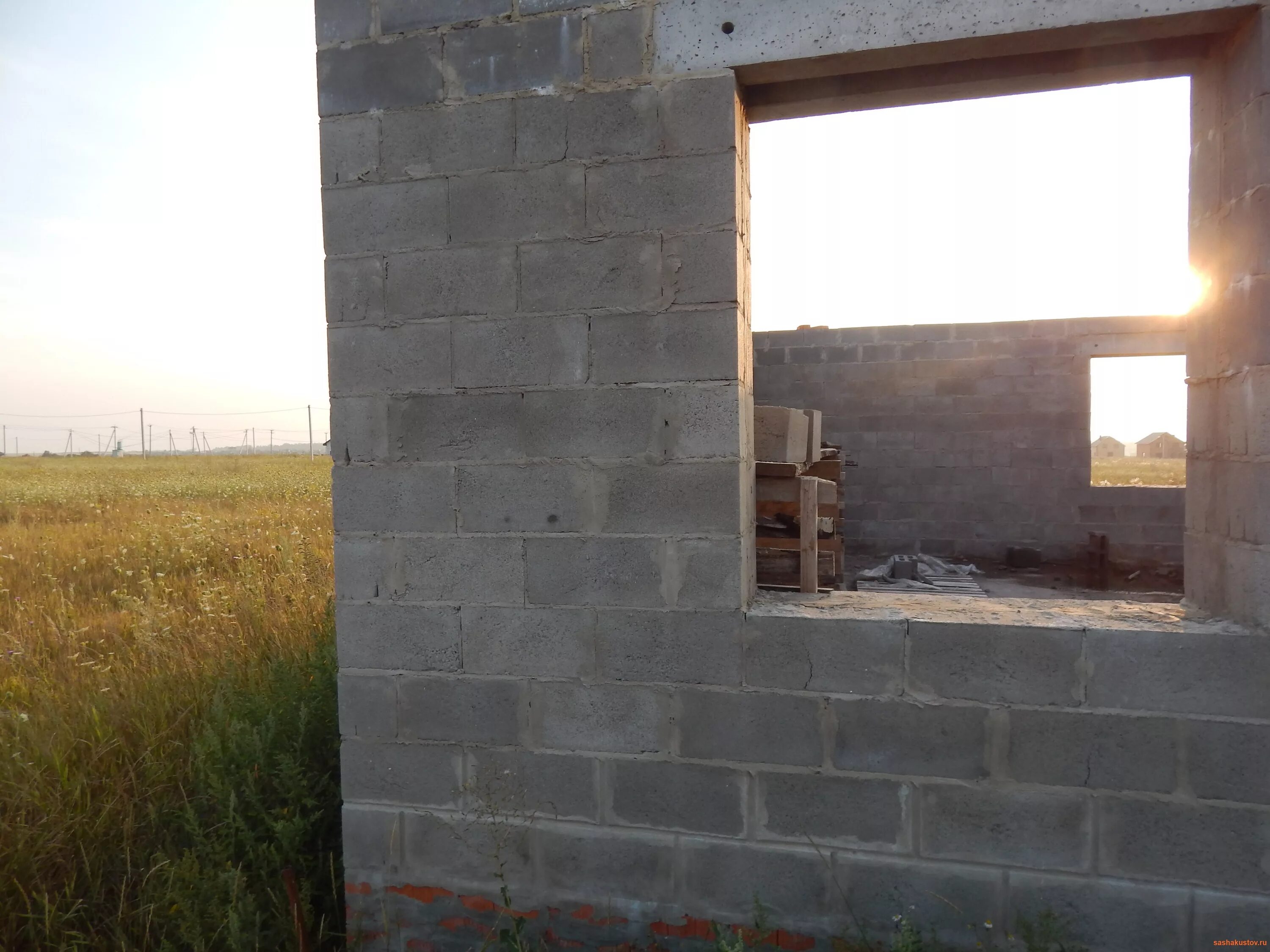 фундамент из шлакоблоков. дом из блока керамзитобетона. дом из шлакоблока плюсы и минусы. дом из отсевоблоков. красивый дом из шлакоблока.