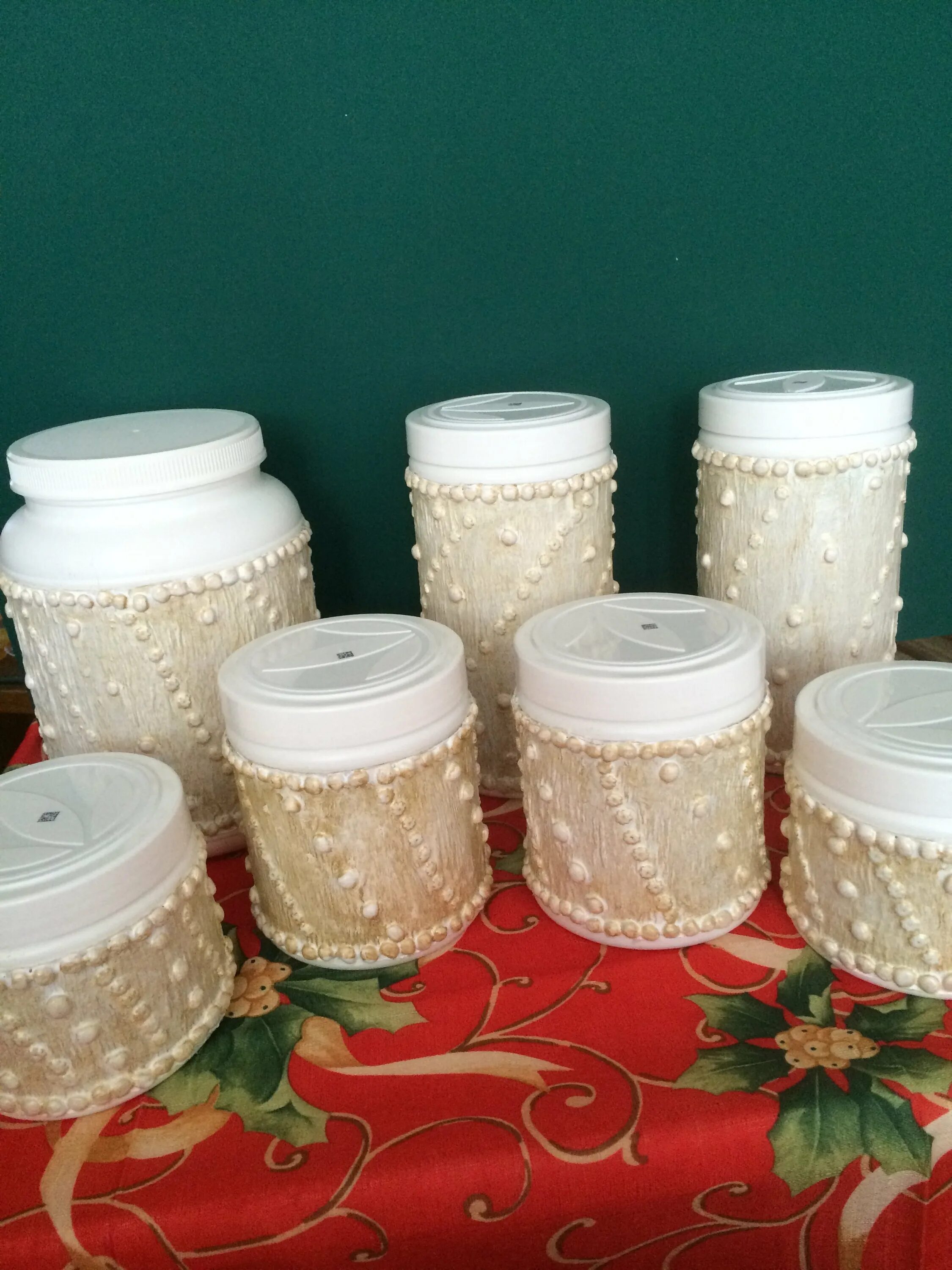 что сделать из пластиковой банки. поделки из баночек. из майонезного ведра. что сделать из пластиковой банки. из пластиковых баночек.