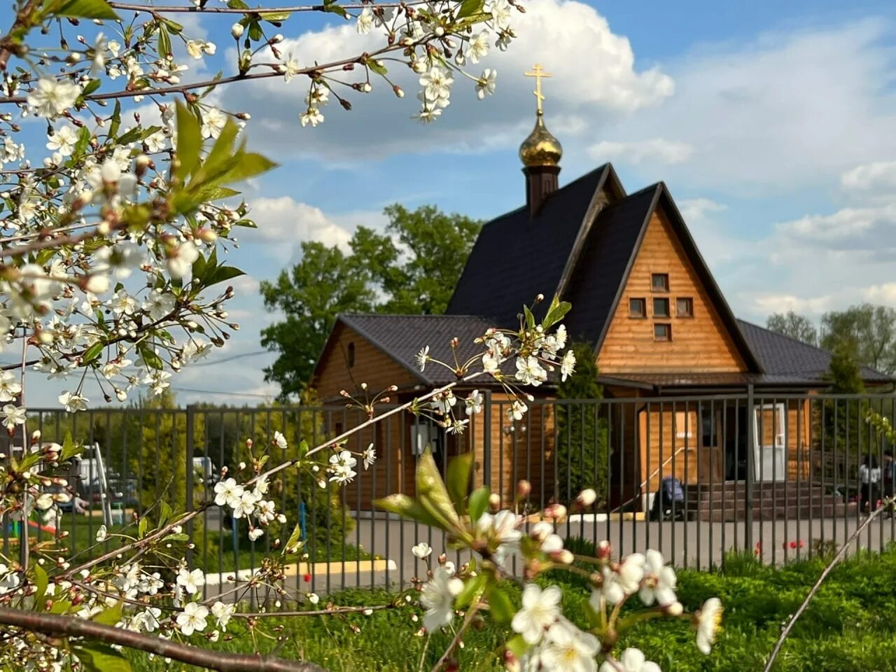Катюшки церковь. Касюшки. Катюшки церковь. Храм киово лобня. Храм спорительница хлебов луговая лобня.