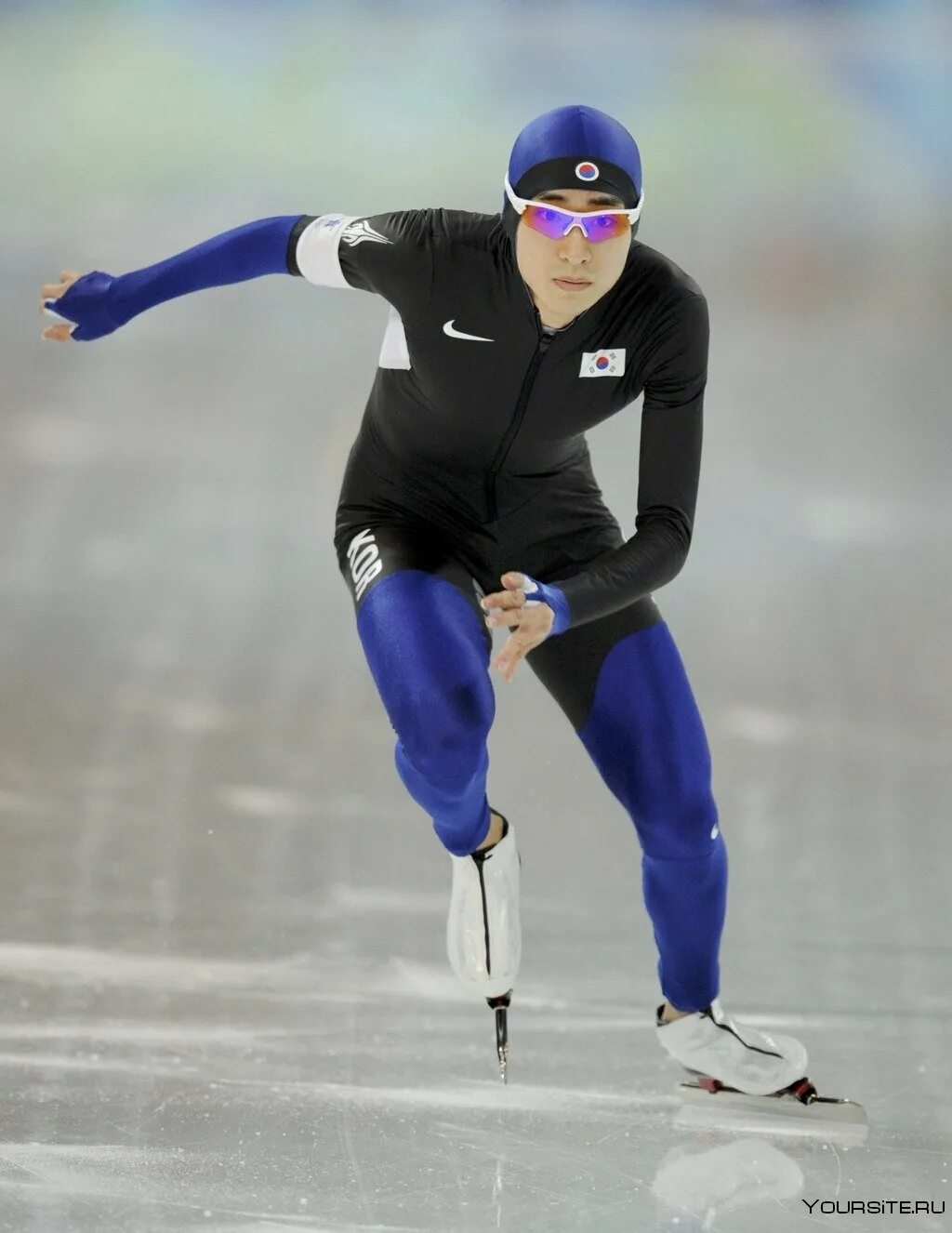 Шорт-трек экипировка. Денис анисимов шортрек. Тихонович софия конькобежный спорт. Алькова анна конькобежный спорт. Конькобежный спорт это вид спорта.