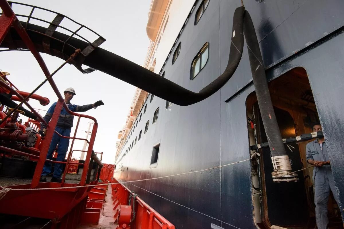 Кристоф маржери газовоз. Бункеровка судов топливом в море. Перевалка спг. Перегрузка газа. Мазут для кораблей.
