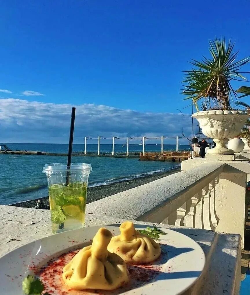 Отдых в сочи отдохнуть. Сочи море. Сочи пляж. Море Сочи пляж набережная. Набережная Сочи лето.