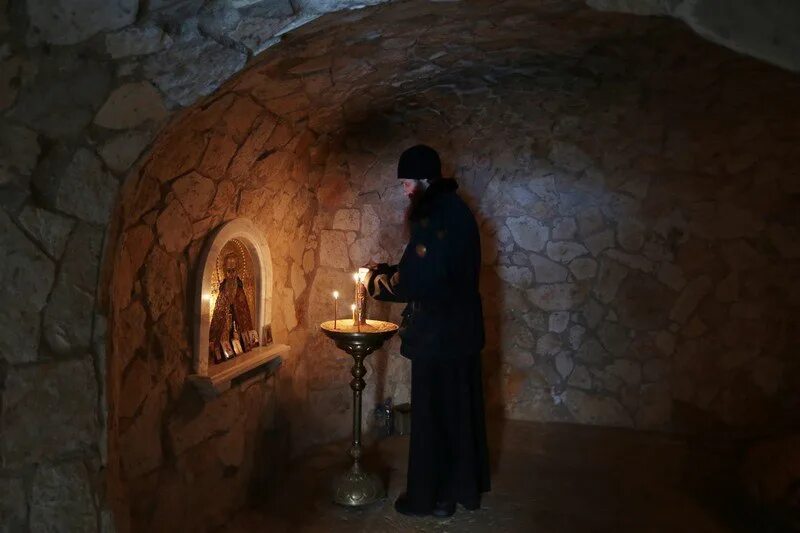 Икона моление в келье серафима саровского. Монахи в церкви на коленях. В старом храме молился. В старом храме молился. Священника ярослава шелеста.