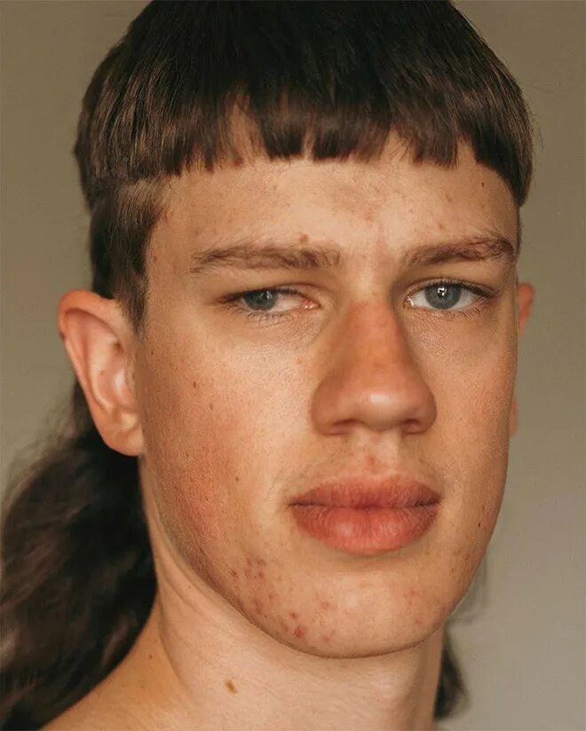 Уродливые стрижки. Гламурный мужчина. Человек без передних зубов. Джерард батлер с сигаретой. Ужасные мужские стрижки.