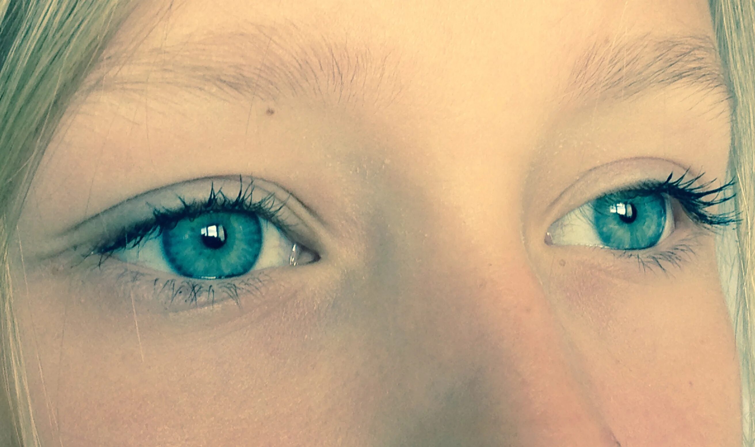Зелёные глаза. Ярко голубые глаза. Красивые женские глаза. Синие глаза. Голубые глаза чехов