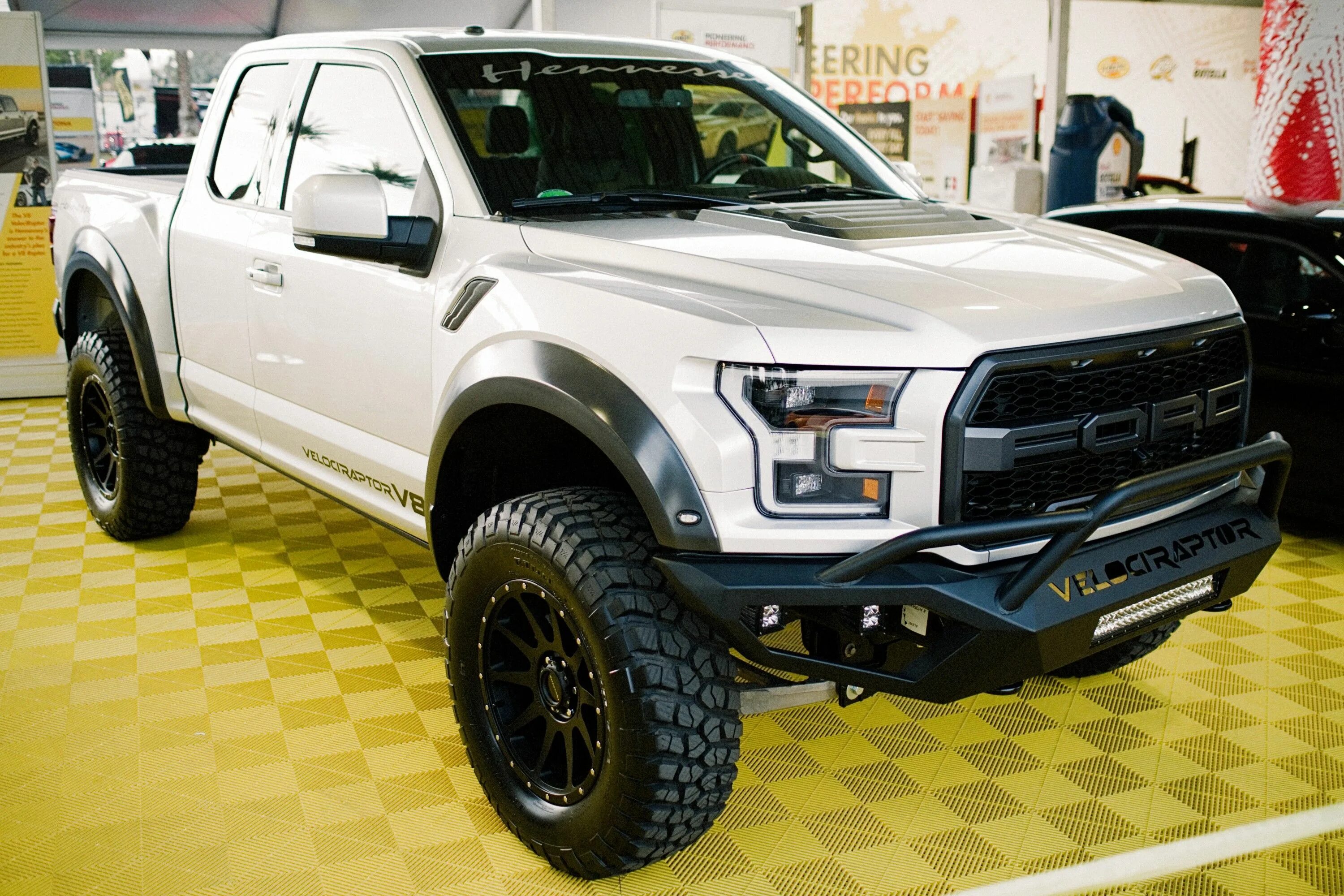 Купить форд раптор в россии. Ford Raptor v8. Ford Raptor 2020. Форд Раптор 2020. Ford Raptor 2020 белый.