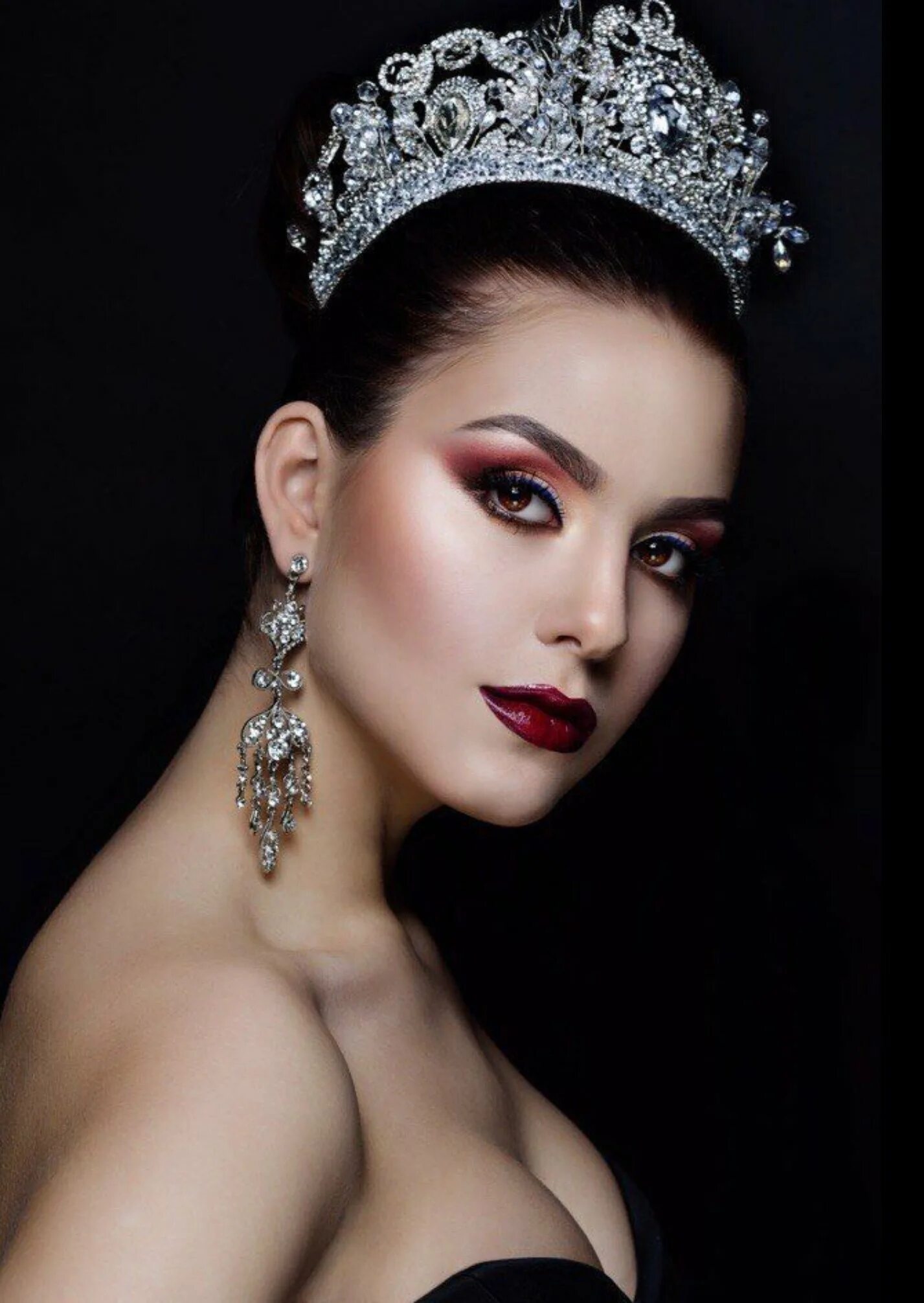 Королевы красивые фото. Эстер царица корона. Девушка в короне. Блондинка с короной на голове. Красивые короны для девушек.