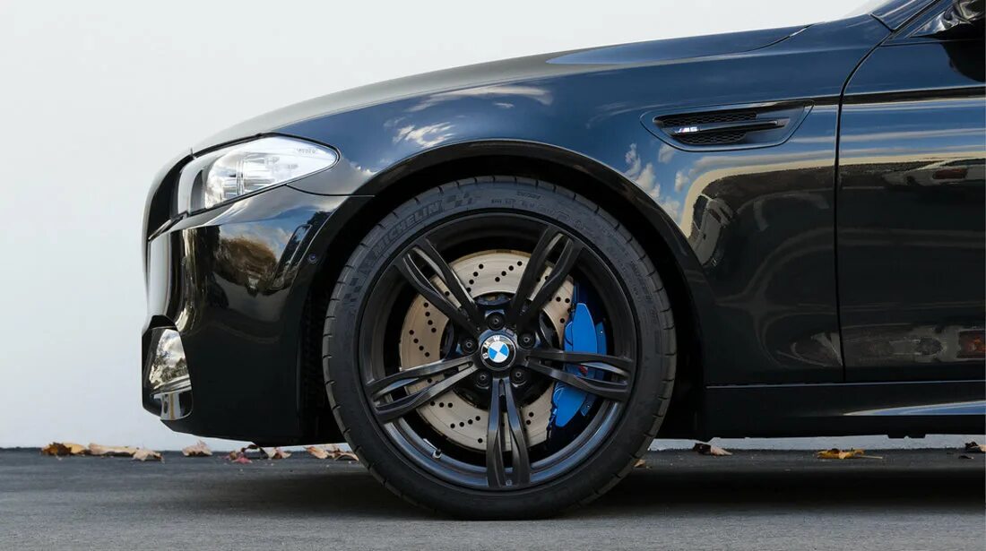 Суппорта f10. 343 стиль bmw f10 черные. бмв ф10 черные диски. bmw m5 f10 r19. bmw f10 диски r19.