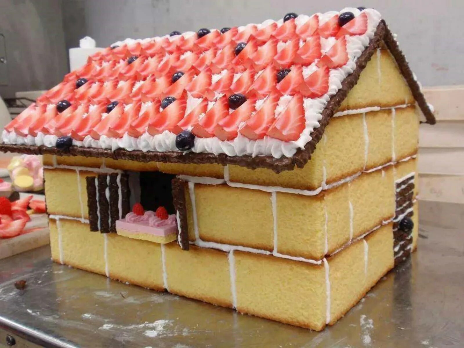 Вафельный дом. Торт дом. Торт в виде домика. Домик из бисквита. Необычный торт домик.