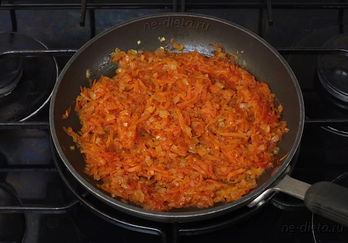 Как вкусно приготовить лук и морковку. Зажарка для борща с томатной пастой. овощная зажарка. зажарка лук и морковь.