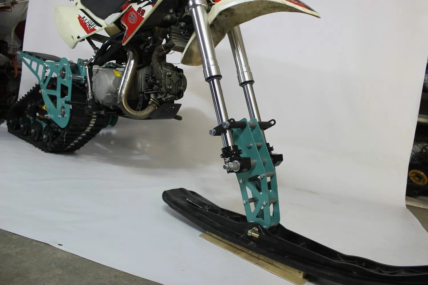 Сноубайк комплект для питбайка. Гусянка на питбайк 125. Гусеничный модуль для питбайка 125. Сноубайк питбайк. Питбайк на гусеницах.