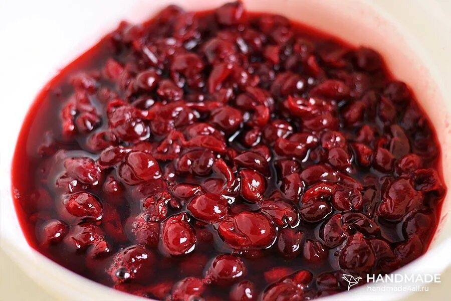 Сварить варенье из вишни с косточками быстро. Вишнёвое варенье без косточек. вишня с косточкой. вишнёвое варенье с косточками. варенье из вишни без косточек.