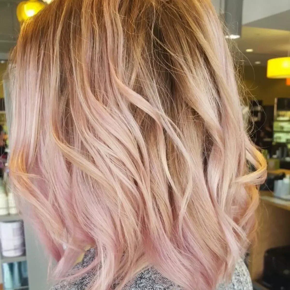 Rose blonde. Персиковый блонд балаяж. Мелирование розовым цветом. Русые волосы с розовым оттенком. Розовое мелирование на светлые волосы.