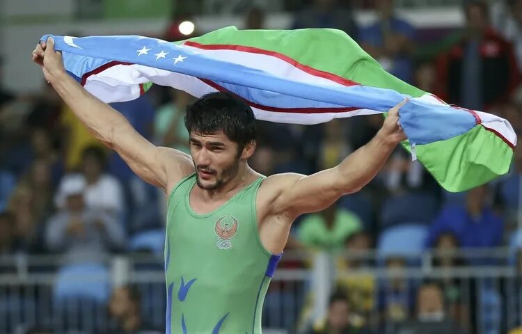 Со мной узбекский. Сабирова борец Узбекистан. Узбекские спортсмены. Спортсмены с флагами Узбекистана.