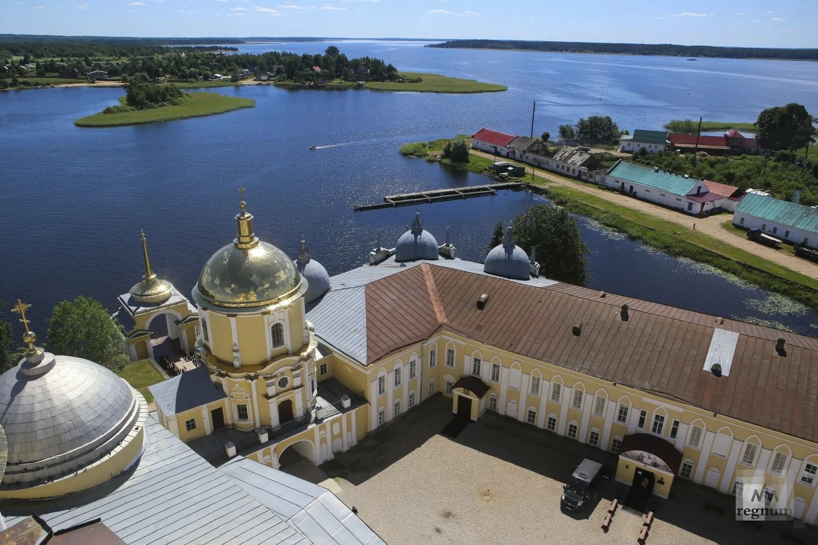 Монастыри тверской области фото. Селигер Нило Столобенская пустынь. Нило-Столобенская пустынь на озере Селигер. Монастырь Нилова пустынь Тверская область. Осташков Нилова Столобенская пустынь.