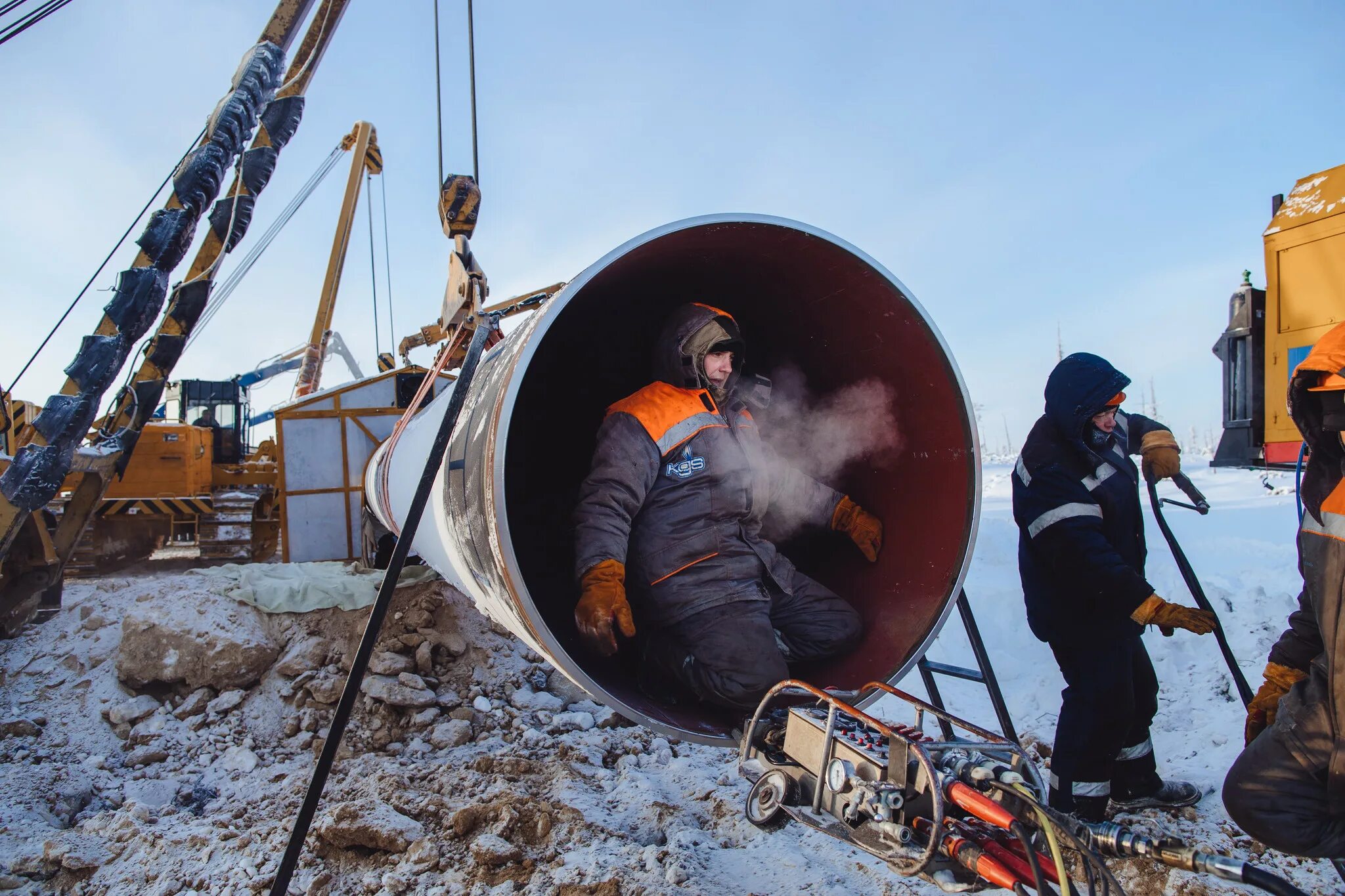 Электрогазосварщик. Электросварщик 5 разряда. Сварщик на севере. Магистральный газопровод сила сибири. Сварка накс трубы.