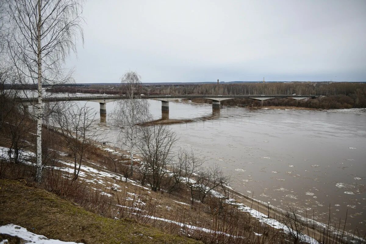 Уровень вятки у кирова. Река Вятка Киров. Уровень воды в Вятке Киров. Г.Киров/река Вятка/ половодье.. Половодье на Вятке.